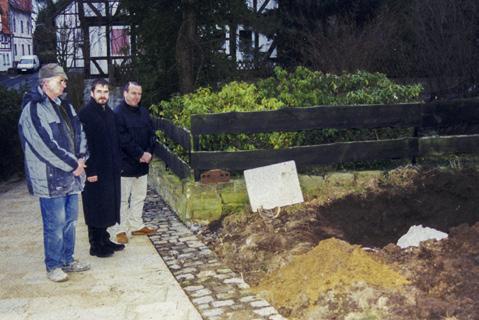 Den Toten zur Ehre Im Zuge einer grundlegenden Außensanierung der Kirche war - in Zusammenarbeit mit der Stadt - von 2001-2003 eine Neugestaltung des Kirchen-Umfeldes erfolgt.