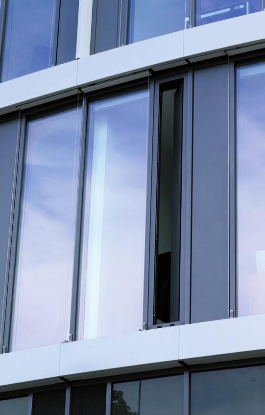 WICLINE LÜFTUNGSKLAPPE Mit einem einteiligen hochwärmegedämmten Aluminiumflügel ermöglicht WICONA eine aktuelle Fassadengestaltung mit schmalen und hohen