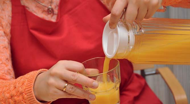 Praktische Tipps Wenn die Teilnehmer beim Eingießen eines Getränks in ein Glas oder eine Tasse einen Finger hineinhalten, merken sie, wann das Gefäß voll ist.