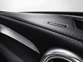 S S AMG Performance Sitze für Fahrer und Beifahrer mit stärker konturierter Sitzform für gesteigerten Seitenhalt, mit integrierten Kopfstützen und AMG Plakette in den Sitzlehnen.