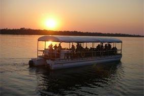 Auf über einem Kilometer Länge stürzt der mächtige Zambezi River abrupt über 100m in die Tiefe in eine nur noch 50m breite Schlucht. Ein Naturwunder, welches seines Gleichen sucht.