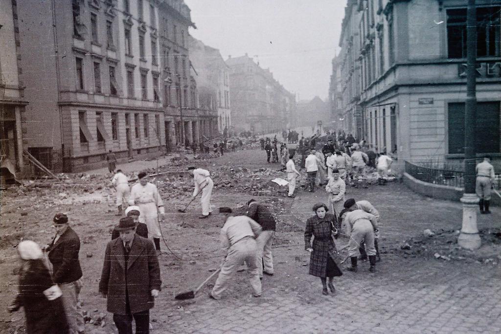 Februar 1945 Nürnberg, Luipoldstrasse (Sammlung Thomas Knauf) halb wurde entschieden, verstärkt Brandbomben und Luftminen über dicht bebaute Stadtgebiete Deutschlands abzuwerfen, um so einen