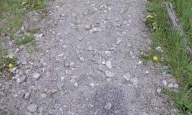 Pflastersteine Die Fläche des Weges etwa zehn Zentimeter tiefer als die Höhe der Pflastersteine ausheben und zehn Zentimeter hoch mit Sand oder Kies einfüllen.
