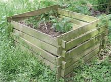 Die Kompostmiete kann frei aufgeschichtet oder mit seitlichen Holzbohlen abgestützt werden.