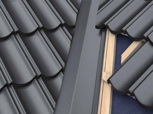 Zuerst die Dachplatten grob zuschneiden und eindecken, dann die Seitenüberdeckung mittels Schnurschlag anzeichnen und entsprechend zuschneiden.