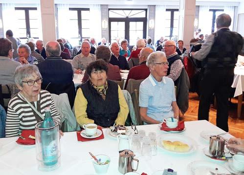 Die Gäste beteten mit den Besuchern der Tagespflege und den Senioren aus dem HMR den Rosenkranz. Herr Escher sorgte für die musikalische Begleitung.