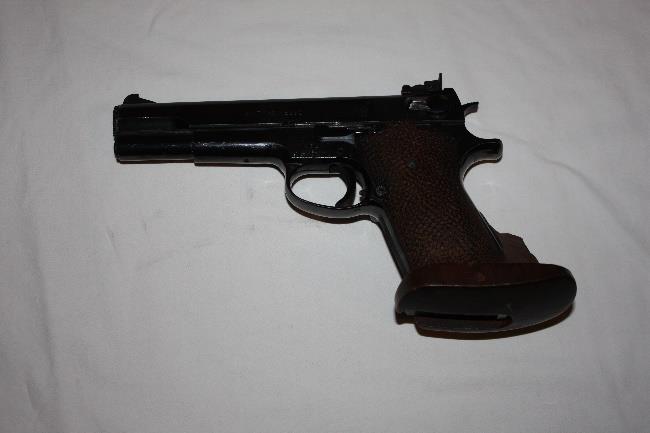 16 400,00 17 Beschreibung 16: Smith Wesson Pistole Model 39-2