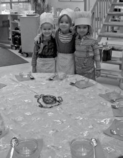 Die Drachenkinder der Nachmittagsgruppe waren fasziniert von den Bildern von Claude Monet und haben nach seinem Vorbild einen Seerosenteich gemalt und mit gebastelten Blüten bestückt.