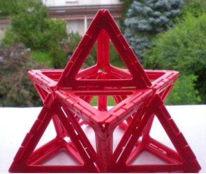 Oktaederstern: Das Aufsetzen von Tetraedern auf einen Oktaeder liefert zwei sich selbst durchdringende