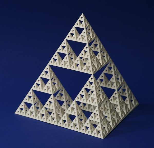 Da man jedes regelmäßige Dreieck (etwa beim Tetraeder) durch vier halb so große gleichseitige ersetzen kann, kann man auf dessen mittleres Dreieck einen Tetraeder halb so großer Kantenlängen