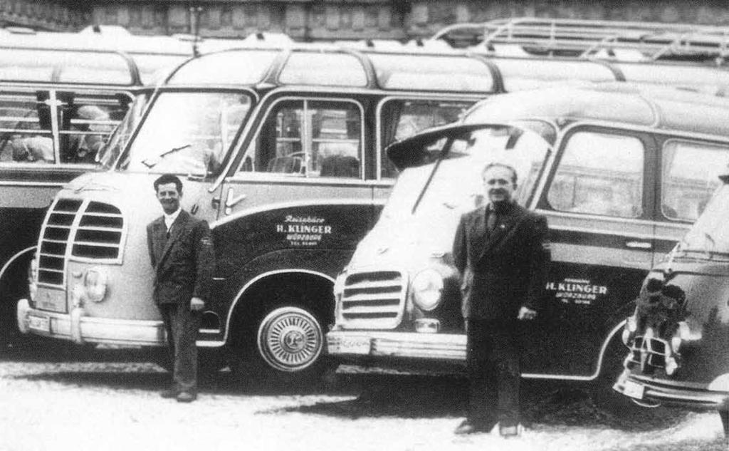 Die beiden Busse namens Helga und Lotte mit zwei ihrer Fahrer. Links Karl Biersack, rechts sein Kollege Josef Leis. straße eine Tankstelle hatte, ein Fuhrunternehmen gegründet.