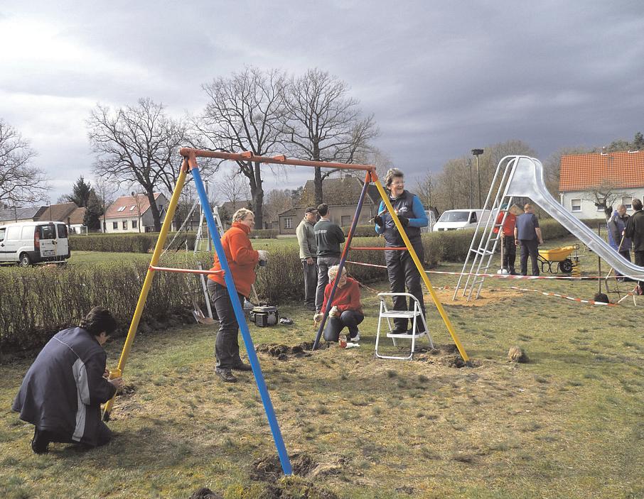Gottow putzt sich heraus Frühjahrsputz und neues Rutschenglück auf dem Spielplatz Rückblick: Vor 20 Jahren fand in Gottow das 1. Kinder- und Volksstraßenfest statt.