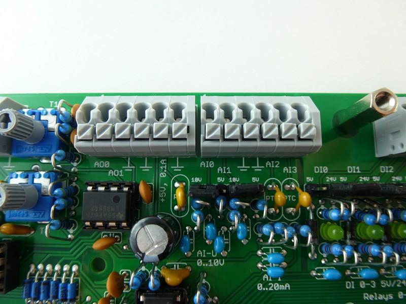 Jumper 10V 5V (analoge Eingänge) und 5V 24V (digitale Eingänge) Sollte im ersten Schritt auf 24V bei den digitalen Eingängen und auf 10V bei den analogen Eingängen gesetzt werden.