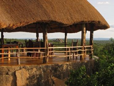 In der nach streng ökologischen Prinzipien gebauten Lodge erleben Sie ein authentisches Safari- Gefühl im Einklang mit der Natur.