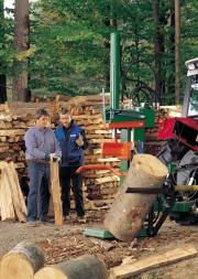 Die Firma Wittenburg präsentiert das Woodmax- System zum Verpacken und Palettieren von Brennholz zur besseren Lagerung, Trocknung und Transport.