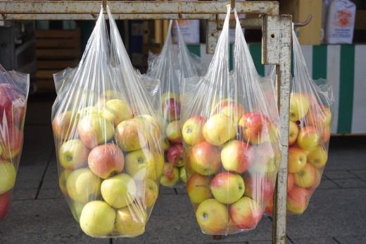 Und wenn der Zucker zum Beispiel von Zuckerrohrplantagen in Sambia kommt, können wir darauf achten, dass es ein Fairtrade -Produkt