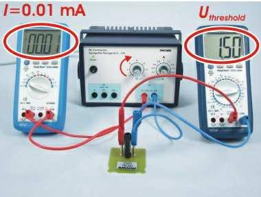 Lesen Sie die Spannung U Schwelle beim Einsetzen des Stromflusses am Voltmeter ab und tragen Sie sie in Tabelle im Protokoll ein. Abb.
