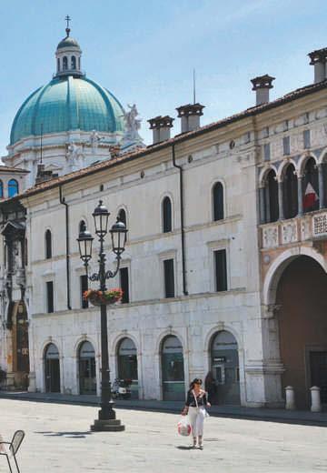 Brescia 34 Plan S. 112 Sehenswert deutenden Mond- und Sternzeichen, die laut und vernehmlich die vollen Stunden hämmern. Kurz danach folgt die Piazza Paolo VI mit Altem und Neuem Dom.