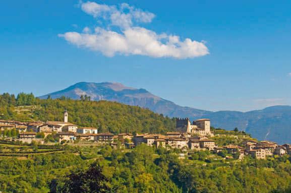 Übernachten Mittelalterlich ursprünglich präsentiert sich das Dorf Canale di Tenno Lago d Idro... 114 Val di Ledro.