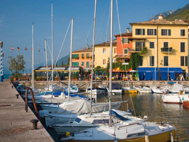 Torri del Benaco 4 Restaurants und Cafés säumen das Hafenbecken in Torri del Benaco Wandern Von Assenza nach Sommavilla, Malga Zovel oder Rifugio Telegrafo Links neben der Kirche San Nicola auf dem