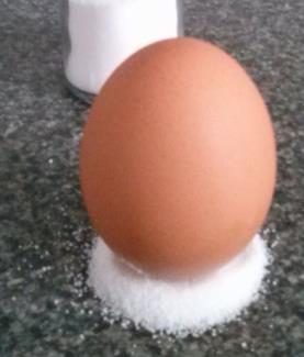 3. Versuche dieses Mal das Ei auf dem Salz zum