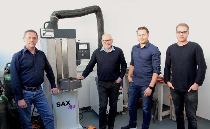 Wirtschaftlich für kleine und mittlere Stückzahlen Dienstleister wird Hersteller: Mittelständler Fröhlich aus Greifenstein-Allendorf startet die Vermarktung seiner Ecknaht-Schweißmaschine SAX700: (v.