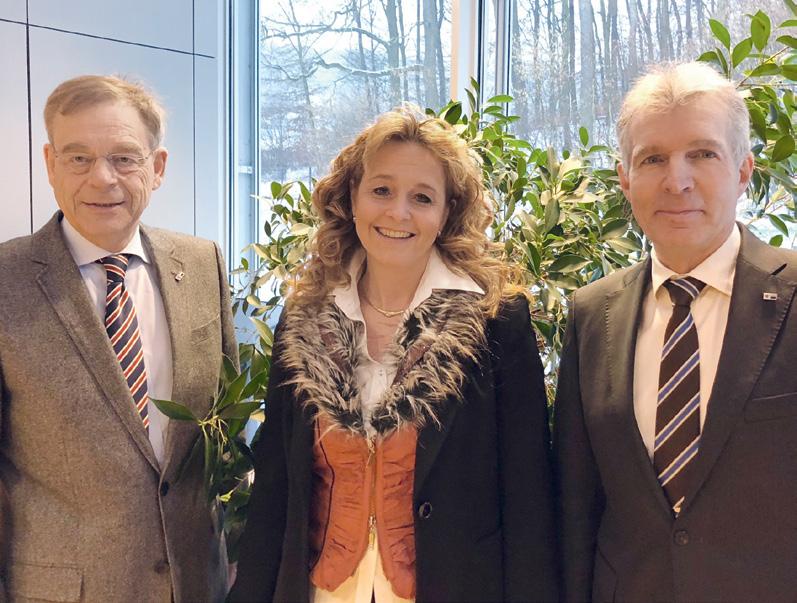 IHK-Präsident Eberhard Flammer (links) und IHK-Hauptgeschäftsführer Andreas Tielmann (rechts) gratulieren Prof. Dr.