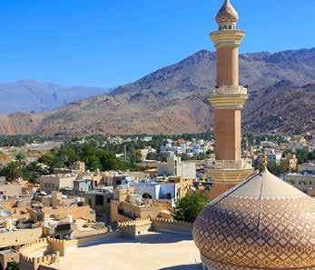 Sultanat Oman des Nizwa Forts hat man einen herrlichen Rundblick über die Oasenstadt und auf die benachbarte Moschee.