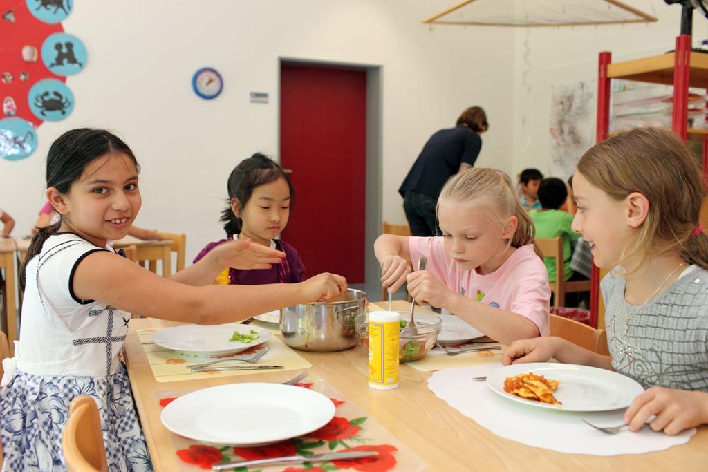 Mittagessen Es wird ein warmes, ausgewogenes Mittagessen