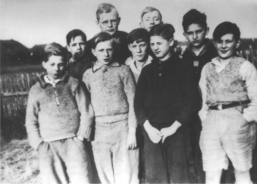 5 10 15 20 Dietrich Bonhoeffer und die Kinder Nach dem Studium musste Bonhoeffer noch eine Ausbildung machen, um Pfarrer zu werden. Er arbeitete in dieser Zeit viel in einer Gemeinde.
