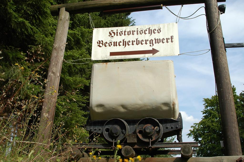 Schön ist beispielsweise der Besuch im Freilandmuseum Grassemann. Der 1692 erbaute Einfirsthof ist heute Museum und Infostelle des Naturparks Fichtelgebirge.