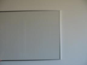 99.000 Weisswandtafel 120 x 90 cm Montage hoch oder quer an Wand montiert inkl. 10 Magnetknöpfe 51.99.002 Ablageschale zu Weisswandtafel Breite 90 cm 51.