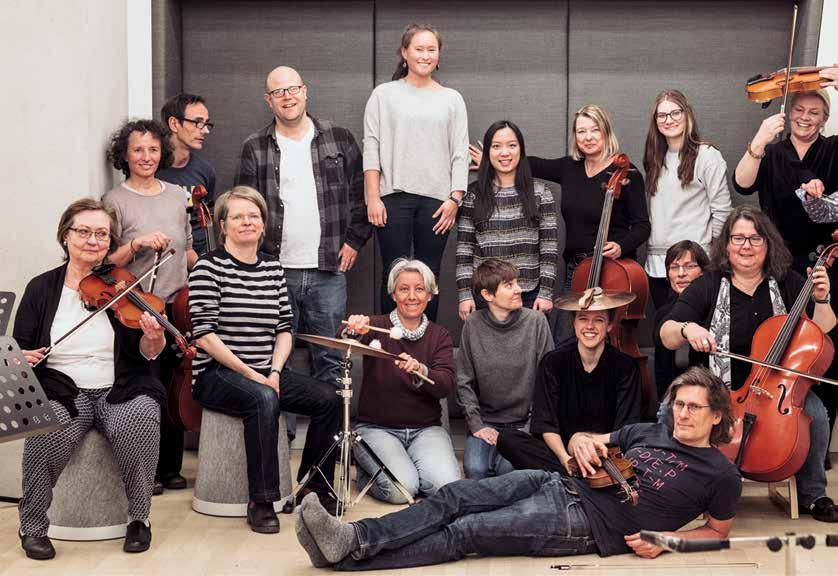 ELBPHILHARMONIE KREATIVORCHESTER Das Elbphilharmonie Kreativorchester Menschen jeden Alters, mit allen möglichen Berufen und ganz unterschiedlicher musikalischer Vorbildung treffen sich und lassen