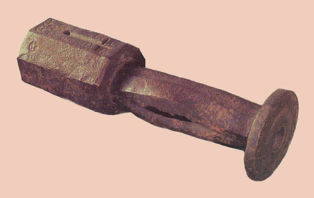 Um 1375: Eisernes Faustrohr, Tschechien Herkunft: Trübau, Mähren Achtkantohr mit Verstärkung im Pulverkammer-und Mündungsbereich Kreuzförmige