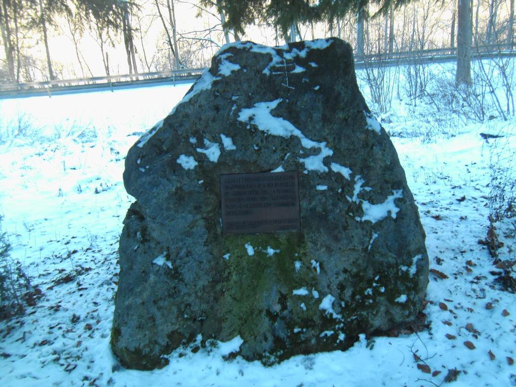 Am 21. März 1990 hielten Mitglieder des Suttroper Pfarrgemeinderates erstmals ein Gedenken an der Stelle des Massenmordes im Körtlinghauser Wald.