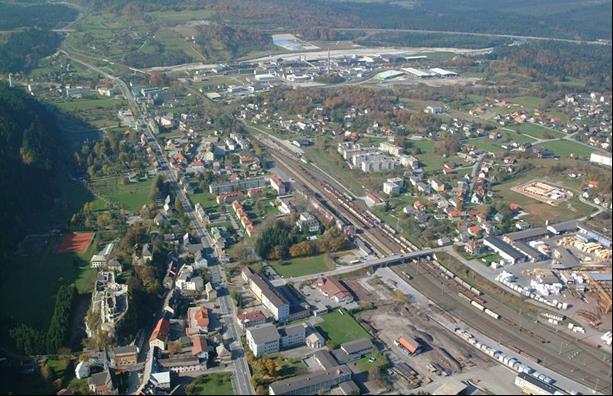 2 Allgemeine Beschreibung Die 7.096 Einwohner zählende Marktgemeinde Arnoldstein liegt westlich der Bezirkshauptstadt Villach im Kärntner Zentralraum.