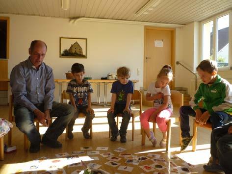 Projektdokumentation Beim ersten Treffen im Kindergarten lernten die Kinder Alois Schies kennen. Er überlegte spielerisch mit ihnen, welches Obst und Gemüse sie kennen und wo es wächst.