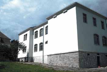 Dabei wurde es in Abstimmung mit dem Denkmalschutz auf den optischen Zustand und die Kubatur des ursprünglichen, historischen Schulgebäudes aus dem 19. Jahrhundert zurückgeführt.