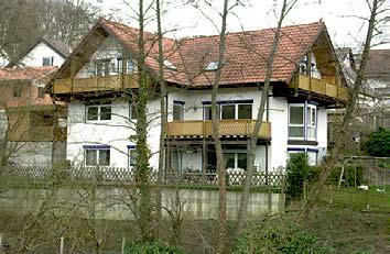 Dreifamilienwohnhaus in Emmendingen-Windenreute Baujahr: 1997 Grundstücksgröße: ca. 839 m² Wohnfläche: ca. 281 m² Bezug: EG ist bezugsfrei UG + DG ist vermietet Verkaufspreis: 420.