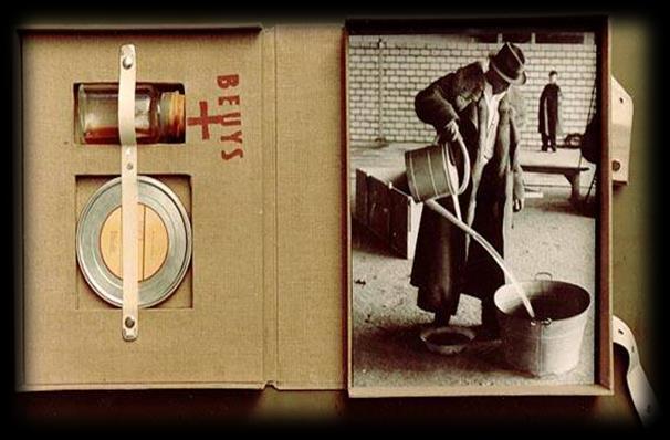 000 Euro Eine Straßenaktion, 1972 Art: Dokumentation und Tonbandkassette in Ringbuch Format: 32 x 25 x