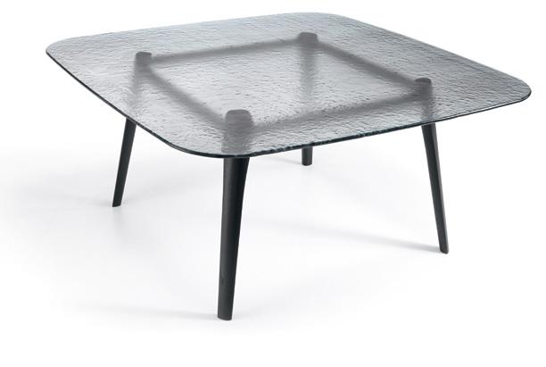 Solid wood structure available in natural or grey oak finish. Table avec plateau en verre en fusion de 15 mm trempé, disponible dans les teintes transparentes Fumées, Bleues ou Naturel effet satiné.