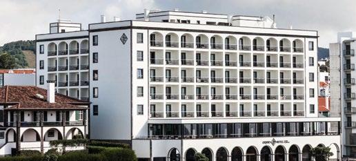 Das Atlântico Grand Hotel liegt direkt an der zentralen Uferstraße von Ponta