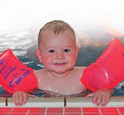 Sie können Ihr Kind zu Hause auf ein harmonisches Babyschwimmen vorbereiten, wenn Sie folgende Punkte beachten: Wechsel von der Babybadewanne in die Familienbadewanne (mit einem Elternteil)