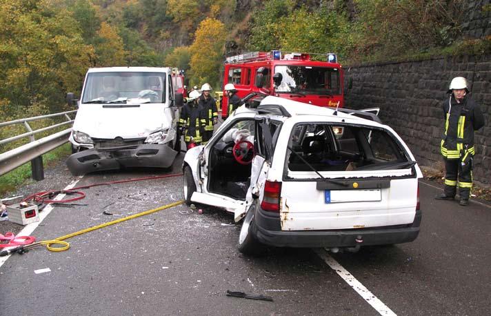 TiTelThema 13 Die überwiegende Mehrzahl der Geschwindigkeits-Unfälle und 80 Prozent aller tödlichen Verkehrsunfälle ereignen sich auf Landstraßen und Autobahnen. und 39 Schwerverletzte (2008: 49).