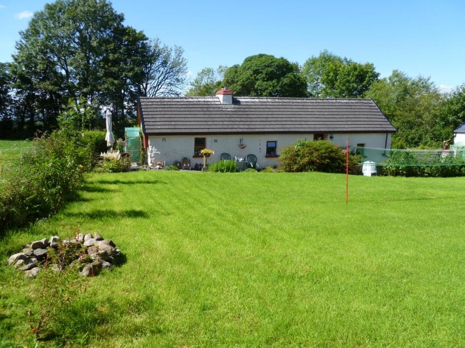 LICENSED AUCTIONEERS & SOLE AGENTS TEL/FAX 00353-71-9163284 email info@irishproperties.com WEB: www.irishproperties.com No. 146 Cottage mit Nebengebäude in Bachnähe bei Tubbercurry, Co.