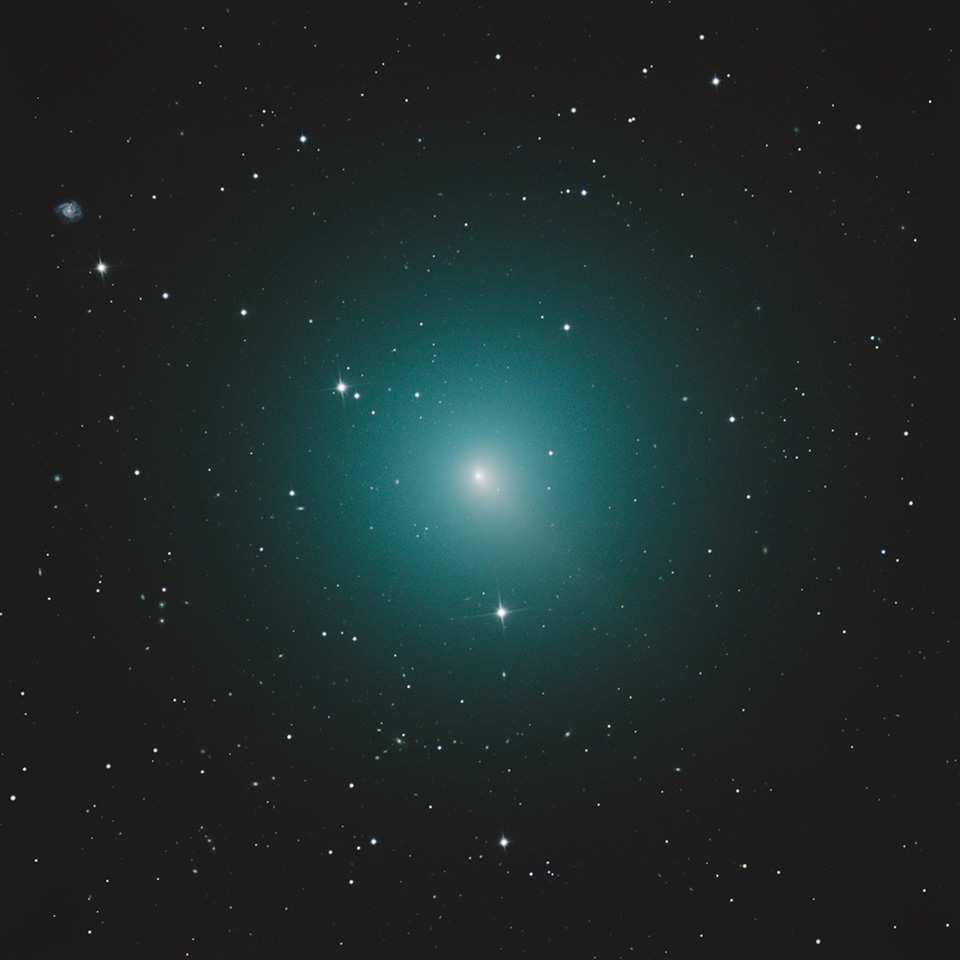 Der Durchmesser der Koma betrug zu diesem Zeitpunkt rund 150.000 Kilometer, rund einem Jupiterdurchmesser. Links oben in der Aufnahme befindet sich eine kleine Spiralgalaxie.