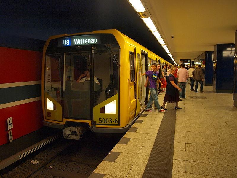 Entwurfs- und Fahrgeschwindigkeit U-Bahn: 80 km/h Quelle: https://de.wikipedia.