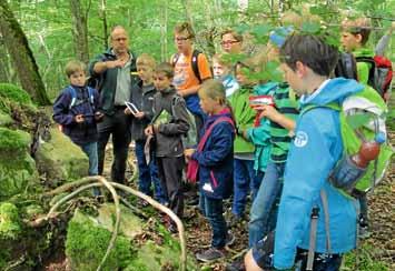 Aidlinger 3 Am Dienstag, den 12. August, gingen 18 Kinder mit dem Förster Thomas Widmayer, seiner Hündin Kim, der Jugendreferentin Tanja und Forstwirt Herrn Rudolf in den Wald.