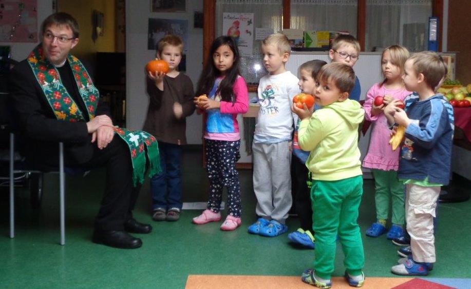 Berichte aus dem Kindergarten im Jugendhilfehaus Erntedankgottesdienst Von Brigitte Kontovski Vor dem Erntedankaltar, der dank der großzügigen Spenden der Eltern reich geschmückt war, versammelten