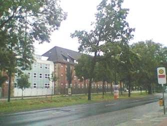 (Foto 2013) Die Zwischenräume der Kasernenblöcke an der Straßenseite In der Vahr sind durch